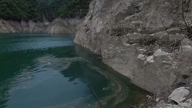 这是钓到潜水员了