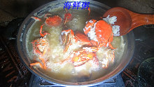 阿平赶海抓了好多海鲜，上岸后煮起了海鲜螃蟹粥