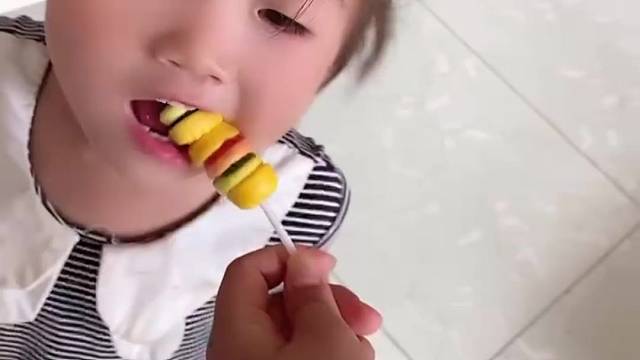 亲子互动游戏，小朋友们路边的东西千万不要捡