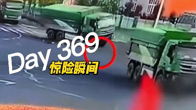 电动车闯红灯横穿马路，渣土车急刹避让险被碾压！