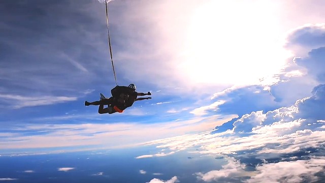 #跳伞，你从来没有想过，这一次是最你总觉得后一次，你觉得日子还很长，永远有机会，可惜，你没有