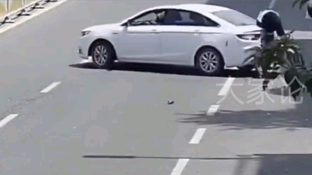 男子骑行装向前方小车，这个责任该怎么判