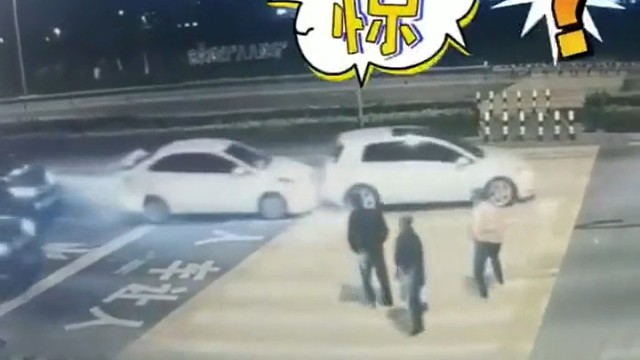 斑马线前追尾，吓煞路人！