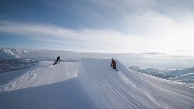 #跳伞，我用漂亮的押韵，形容被掠夺一空的爱情；我用凄美的字型，描绘后悔莫及的那爱情。
