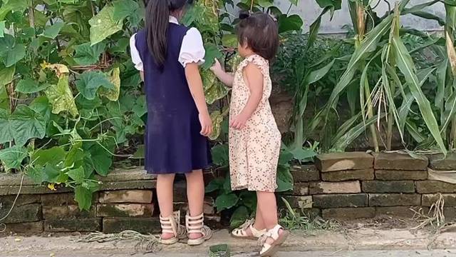 亲子互动游戏，宝贝们来玩水气球拉！