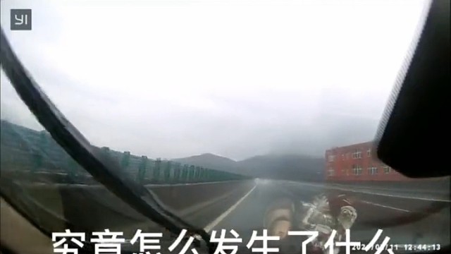 雨天路滑，突然失控发生漂移撞上护栏
