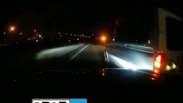 强行变道！撞完轿车撞货车！