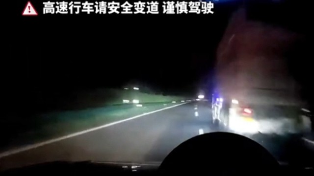 太惊险！高速行车超速，强行变道超车！幸亏有老司机提点不然后果不堪设想