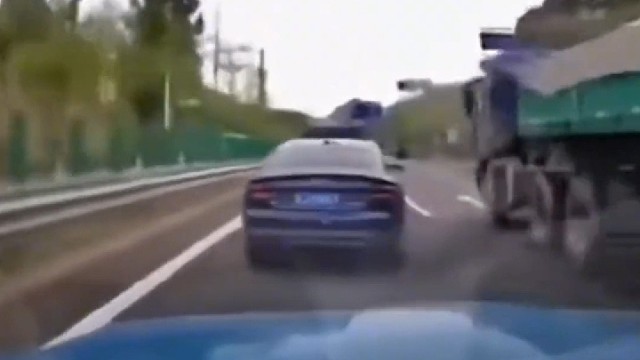 路怒飙车互相别车，行车道停车后大打出手！