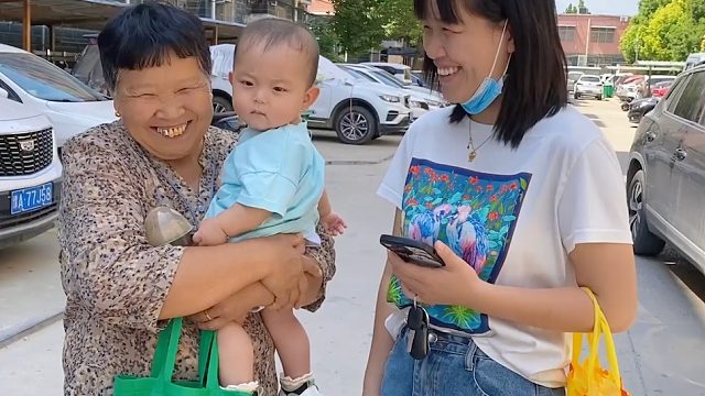 婆婆中秋节回娘家，儿媳拿10箱礼让婆婆送给亲人，真给婆婆长脸