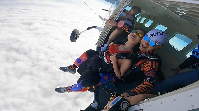 #跳伞，你真正是谁并不重要，重要的是你的所做所为