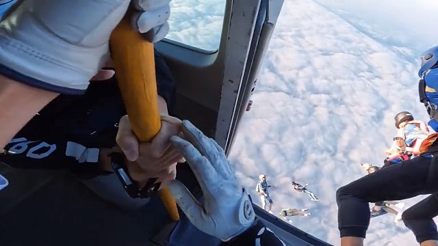 #跳伞。人生总要为自己勇敢一次，纵身一跃，不畏将来