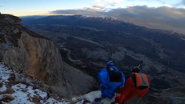 每个人都会经历这个阶段，看见一座山就想知道山后面是什么。我很想告诉他，可能翻过去山后面，会有烧烤摊