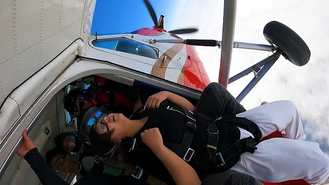 #跳伞，这世界上有各种各样的人，恰巧我们成为了朋友，这不是缘分，只仅仅是我们本就应该是朋友。