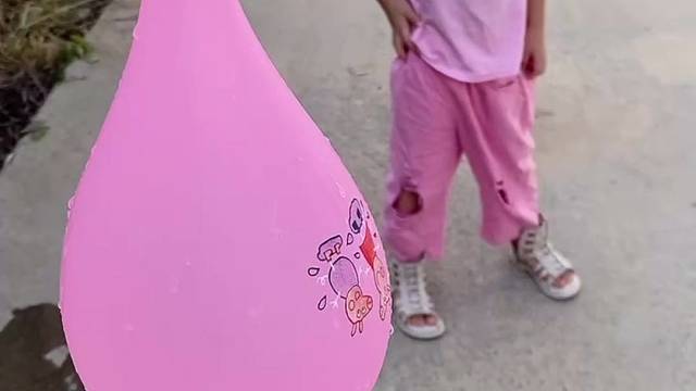 亲子互动游戏，来宝贝上学路上带点水！