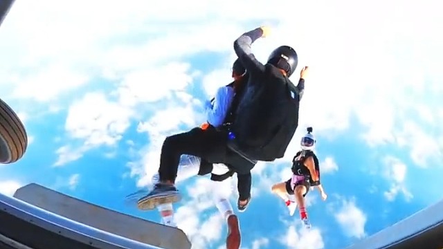 #跳伞，，听到你近在咫尺的呼吸，看到你眼睛里的月亮，你就比天地还浩大，比太阳更耀眼，比我自己都真实。