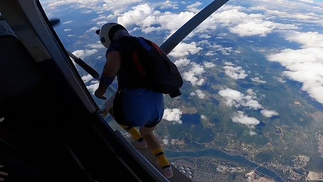 分手了一定要去体验一次跳伞，那个时候你会发现，难过的不是又回到单身，而是“对不起，您的余额不足”