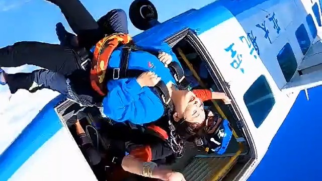 #跳伞，世间就是这样，谁也逃不过两样东西：一是因果，二是无常。