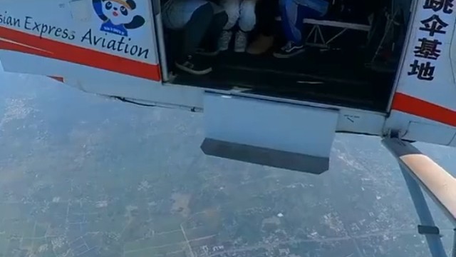 #跳伞，，只管头朝下往下栽就可以了，别害怕，只管头朝下往下栽就可以了，