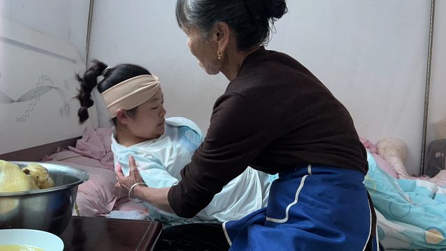 家里喜添新成员，出院第一天，农村婆婆如何对待产后儿媳？