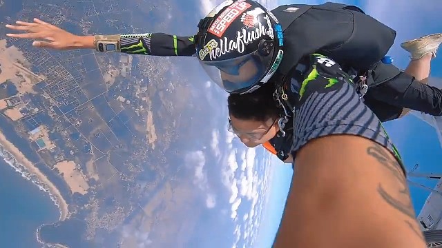 #跳伞，是不是很奇怪？每个人一生中都会影响到很多人，当他不存在的时候，会造成一个可怕的黑洞，你说呢