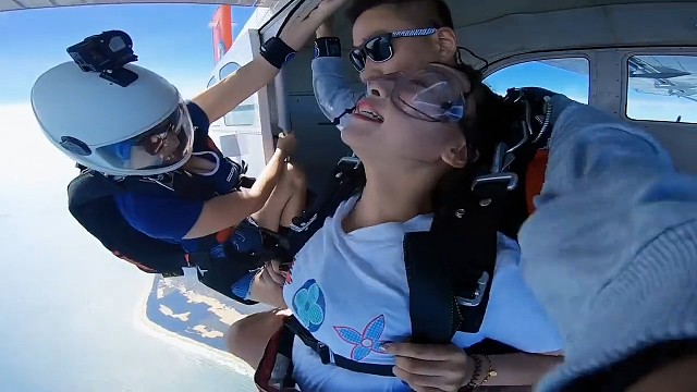 #跳伞。不管下一刻发生什么，不管今天能否脱困得生，至少我们在一起了。