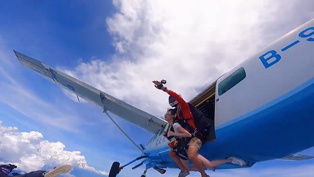 #跳伞，在这个世界上，所有真性情的人，想法总是与众不同。