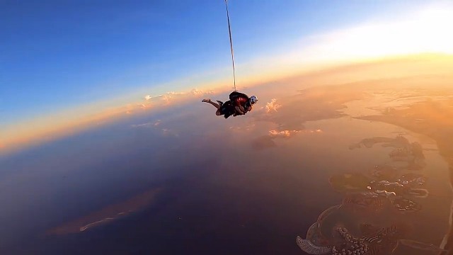 #跳伞，，夕阳总是那么让人陶醉，美得窒息，〖落日归山海，山海藏深意〗