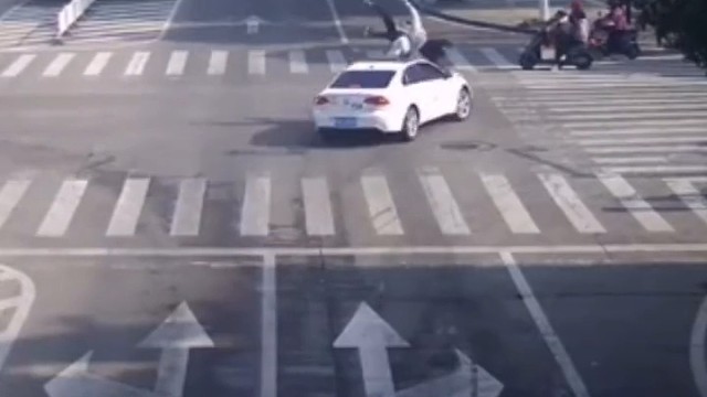 惊险！骑个自行车违规载人还不让直行，结果被撞飞