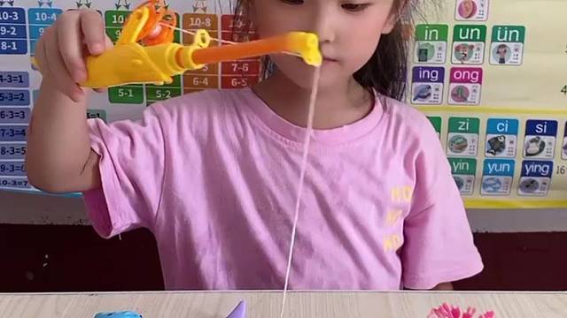 亲子互动游戏，宝贝在钓鱼！