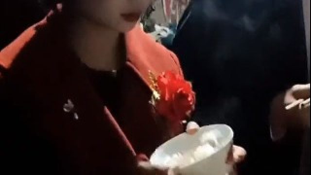 贫贱夫妻百日衰？女子晒结婚喜酒被吐槽环境差，本人回应引网友炸锅
