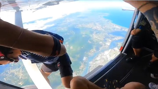 这世界是一面镜子，有好人就会有坏人、有善良就会有邪恶，所以命运也只不过是来回穿梭于镜的两面罢了