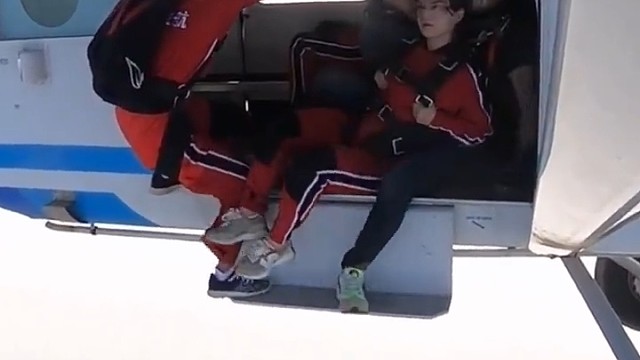 #跳伞，人性最可怜的就是：我们总是梦想着天边的一座奇妙的玫瑰园，而不去欣赏今天就开在我们窗口的玫瑰。