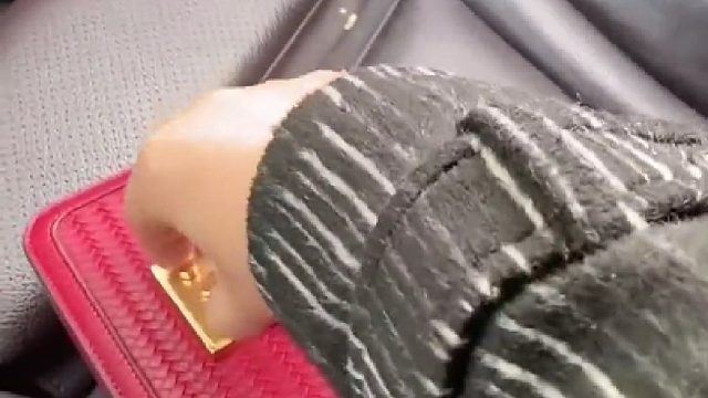 女子忘锁车门被盗，吐槽小偷又笨又不识货