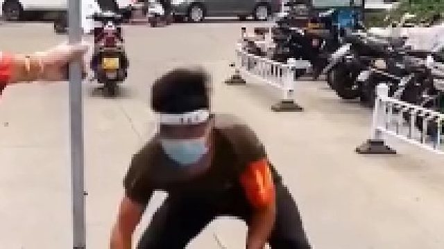 终于明白屎壳郎为什么倒着推粪球了