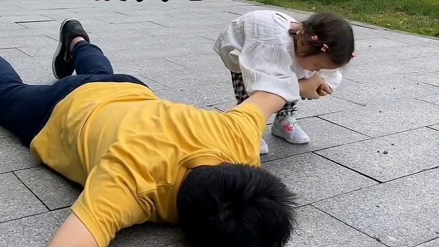 我真的受够了，为什么她总是粘着我？