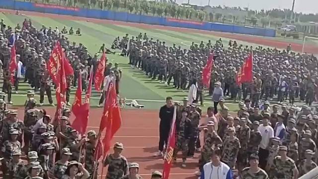 军训时全校师生玩“萝卜蹲”游戏，最终还是教官承受了所有