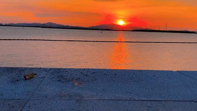 莞尔见行云流水眉眼带笑意清风