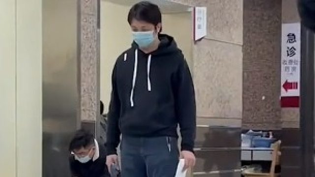 男子从诊断室出来后站在原地愣了许久，那一刻他的世界仿佛按下了暂停键