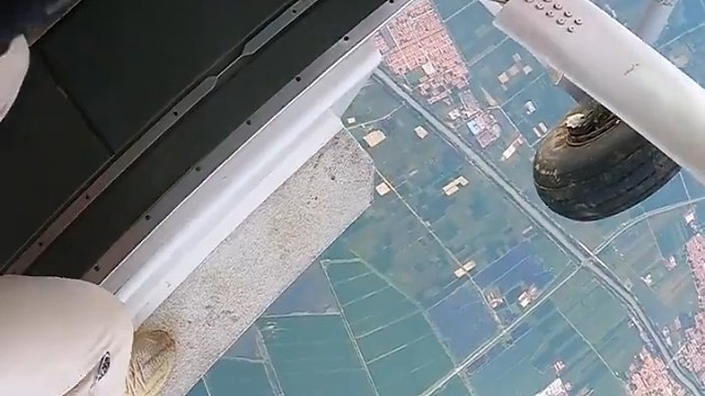 #跳伞，#跳伞，小姐姐穿着这件“23号”球衣来跳伞，应该是有什么意义吧，，你觉得呢