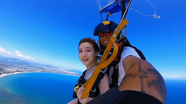 #跳伞，努力不必须会成功，但不努力就必须不会成功。