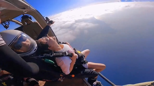 #跳伞，忍别人所不能忍的痛，吃别人所别人所不能吃的苦，是为了收获得不到的收获。