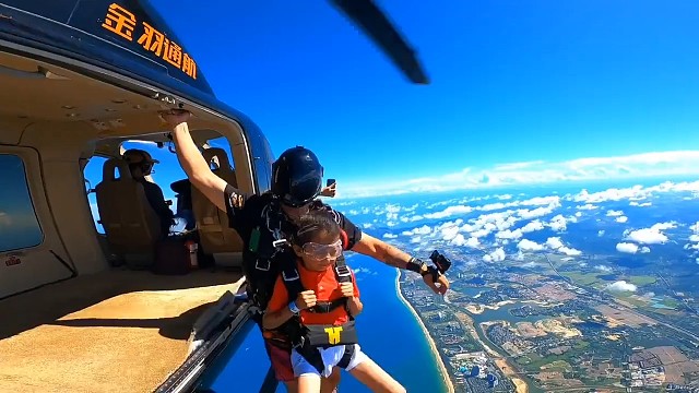 #跳伞，阳光下人走不出自己的影子，黑暗中人看不见自己的影子。只要还有明天，今天就永远是起跑线。