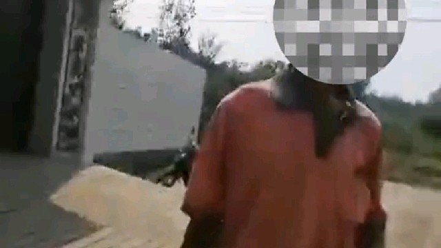 大爷横根长竹竿拦路收费，没想到碰到了“女侠”