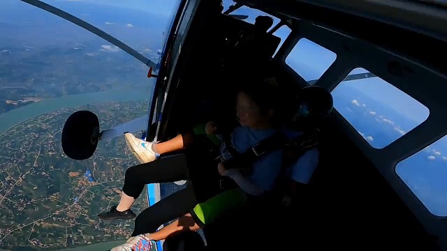 #跳伞，人的品格可能在重要时刻才表现出来，但绝对是在无关紧要时形成的。