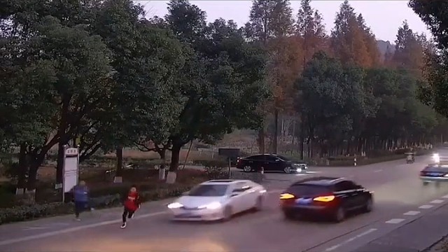 惊险一幕！熊孩子横穿马路玩篮球被撞