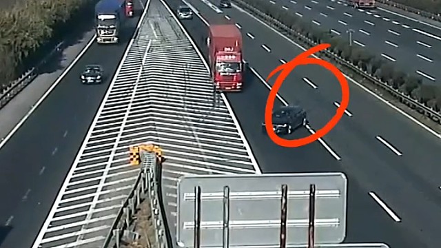真是害人不浅！黑车突然变道致后方大货侧翻