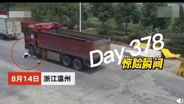 电动车与大货车相撞，女子连续翻滚车底逃过一劫！