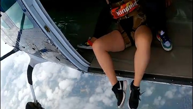 #跳伞，崇高的理想就象生长在高山上的鲜花。如果要搞下它，首先你要学会飞翔