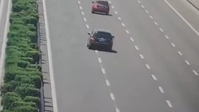 发生事故后的这个操作，真的很危险无脑